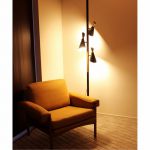 ACMEオリジナル 突っ張り棒タイプのスタイリッシュなフロアランプ【CARDIFF POLE LAMP】41,800円